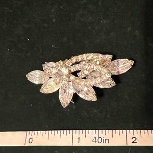 Gorgeous vintage brooch with large rhinestones set in silver tone